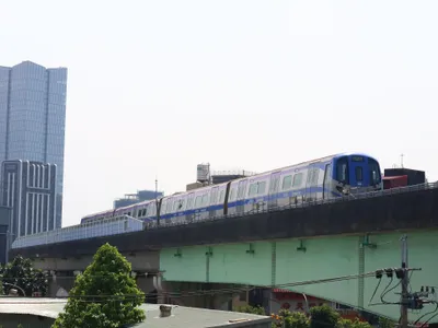 青の普通車（コミューター）。約50分かかるが、運賃は直達車と同額