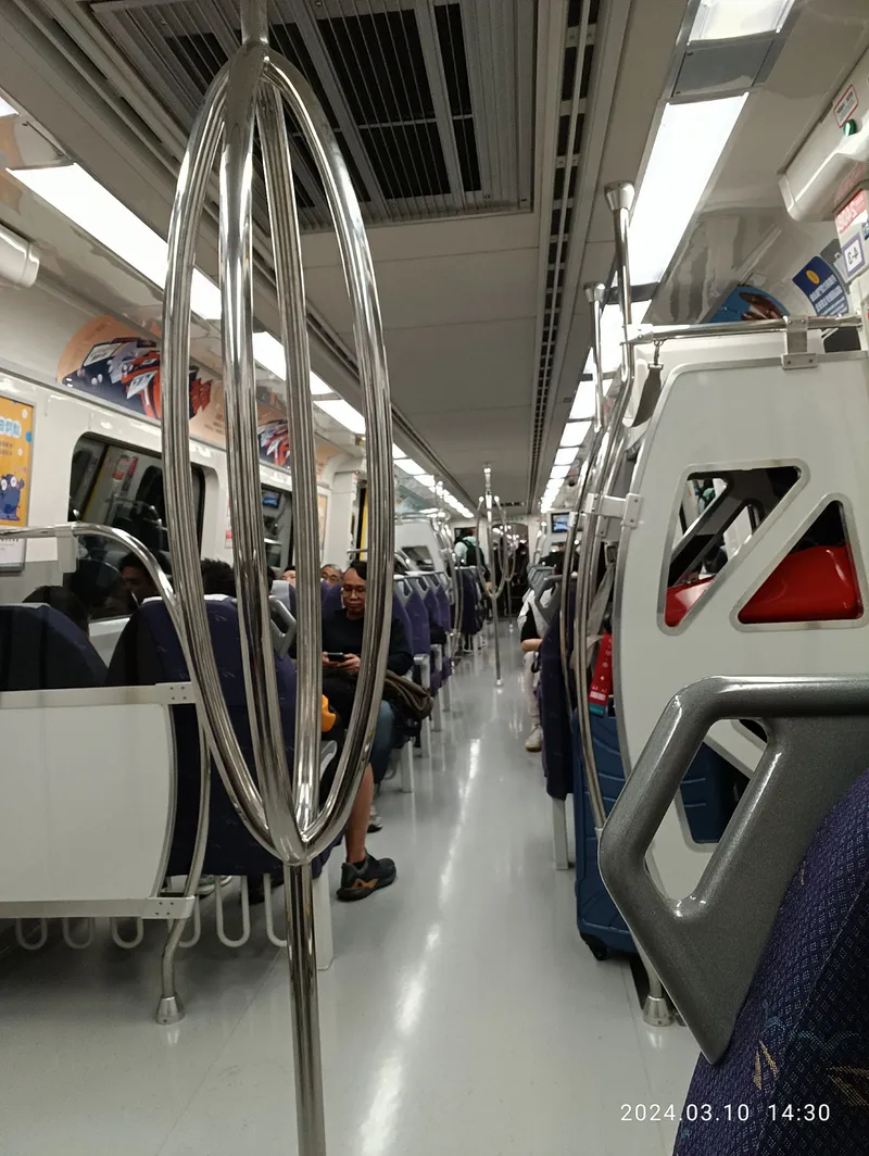 車内。座席のそばに大型スーツケースを置ける荷物スペースがある