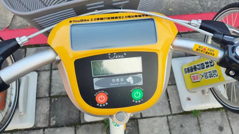 YouBike 2.0のハンドルにある車機。オレンジがQR読み取り、緑がICカードでの解錠