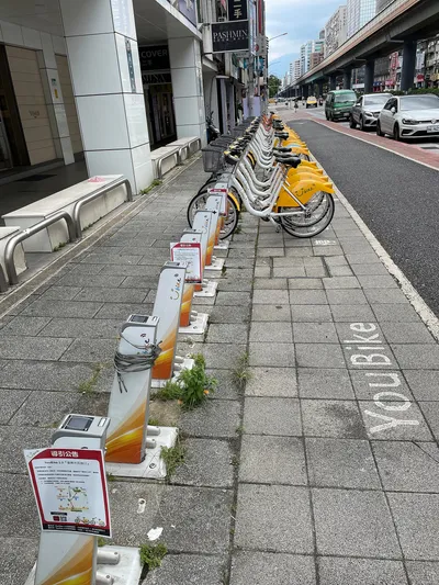 台北市内のYouBikeステーション。歩道に低い感應柱が並び、路面にYouBikeの表示