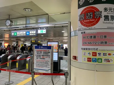 西門駅の改札。カードは扉手前のリーダーにかざす