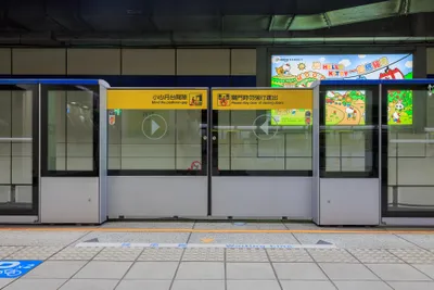 西門駅のホーム。ホームドアの上に路線色と行き先が表示される