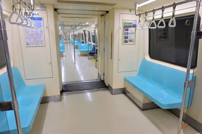 車内。改札を入った先はホームも車内も飲食禁止（水・ガム・あめもNG）