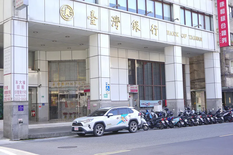 配車で来る車は黄色いとは限らない。白いSUVのドアに「55688 TAIWAN TAXI」