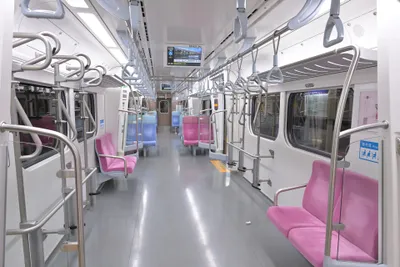 悠遊カードでそのまま乗れる区間車（各駅停車）EMU900の車内。2人掛けの座席と吊り革が並ぶ