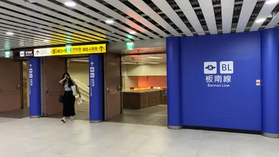 台北駅地下1階、MRT板南線への連絡口。台鉄・高鉄・MRT・空港MRTが同居する