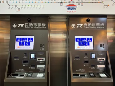 臺鐵の自動券売機。画面下に信用卡（クレカ）・硬貨・紙幣の投入口が並ぶ