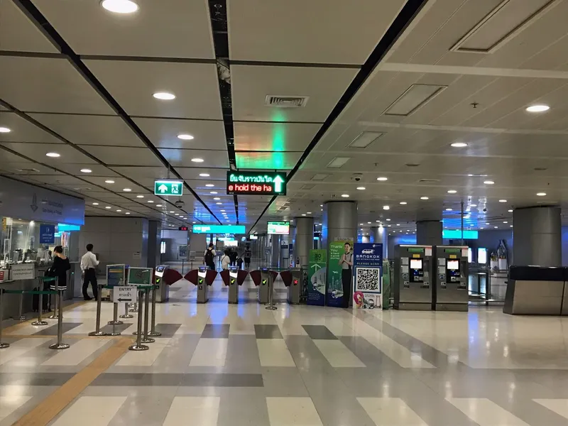 スワンナプーム空港駅の改札。左が窓口、右が券売機