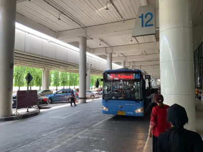 ドンムアン空港のバス乗り場。「A1」の表示が出ている場所に並ぶ