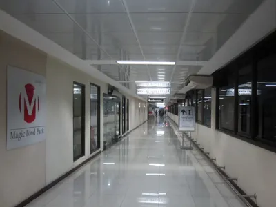 ドンムアン駅と空港ターミナルを結ぶ連絡通路。案内は「Terminal」