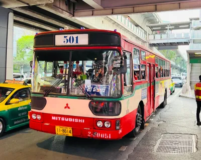 BMTAの路線バス。系統は前面上部の番号板で見分ける