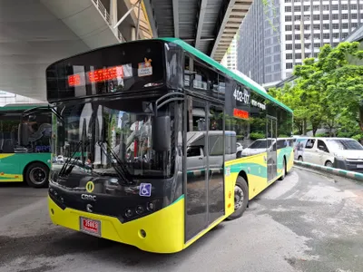 BRTの電気バス。前面に「Rabbitカードで払う」のステッカー