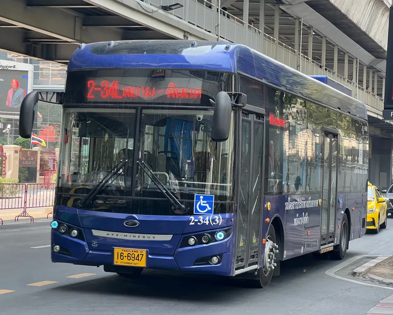 Thai Smile Busの電気バス。濃い青の車体が目印