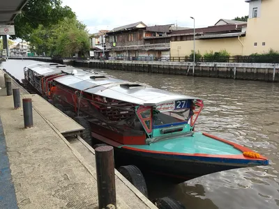 センセーブ運河ボート。屋根の縁から下がるのが水しぶきよけのシート