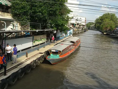 運河ボートの桟橋。岸に沿った細い通路に船が横付けする