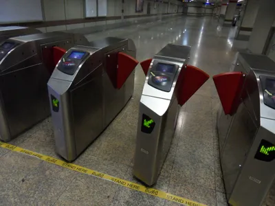 MRT（地下鉄）の改札。BTSとは事業者が別で、改札も分かれている