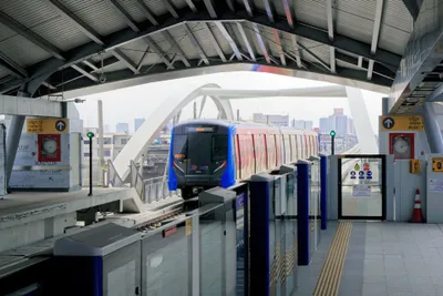MRTブルーライン、ファイチャイ駅のホーム。乗り換えは同じ系統かどうかで手順が変わる