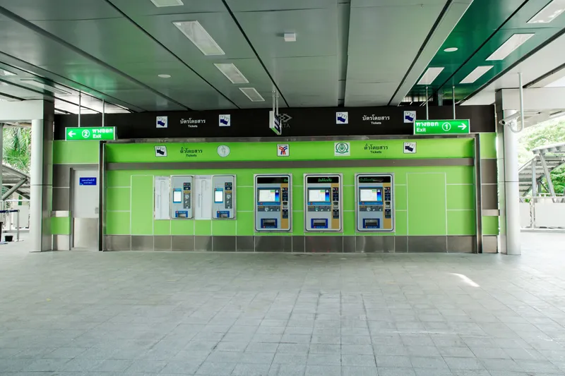 BTS（スカイトレイン）駅の券売機。単発切符はここで買う（旧型機は硬貨のみ）