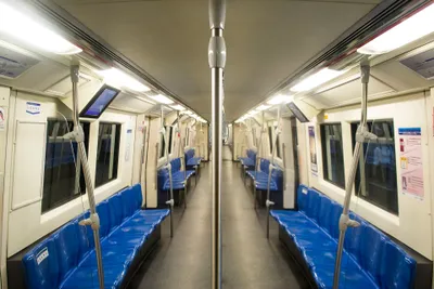 MRTブルーラインの車内。改札内・車内ともに飲食は禁止