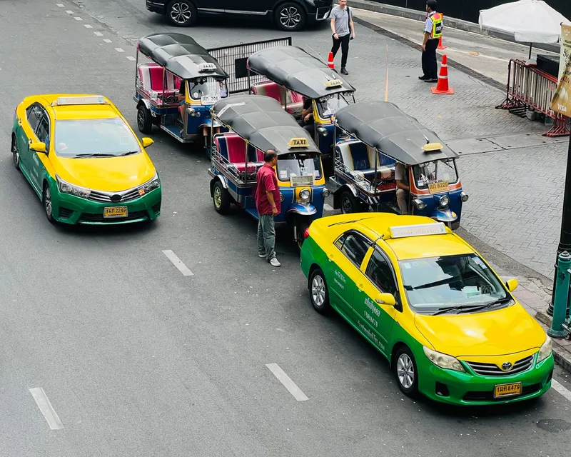 客待ちのトゥクトゥクの列。屋根のTAXI灯と黄色ナンバーが目印