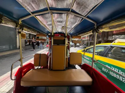 トゥクトゥクの客席から。横は開けっぱなしで幌屋根だけ
