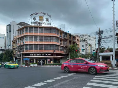 バンコクのタクシーは車体色がまちまち。写真はピンクと、緑＋黄色の2台