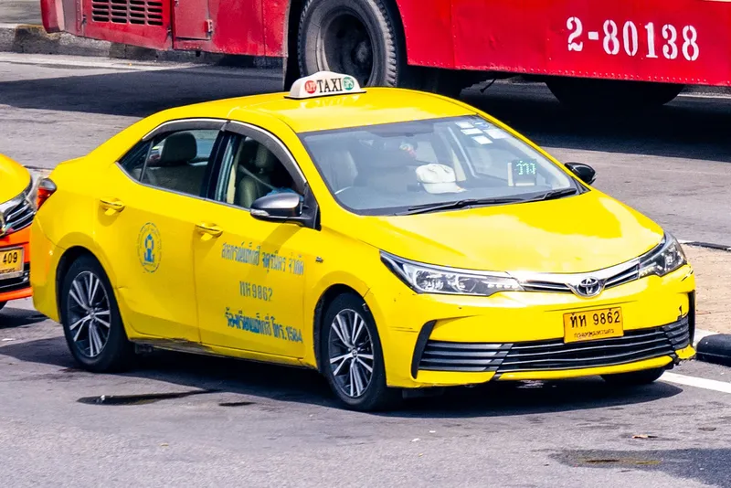 フロントガラス内の「ว่าง」が点いていれば空車。屋根の灯はAPP TAXI GPS