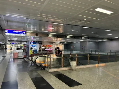 中央駅からMRTブルーライン（バンスー駅）への下り口