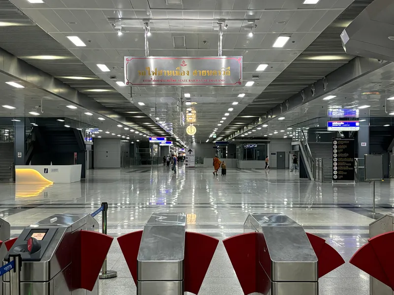 クルンテープ・アピワット中央駅、レッドラインの改札。赤いフラップの自動改札が並ぶ