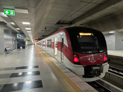 中央駅に停まるレッドラインの車両。近郊はこの赤い電車