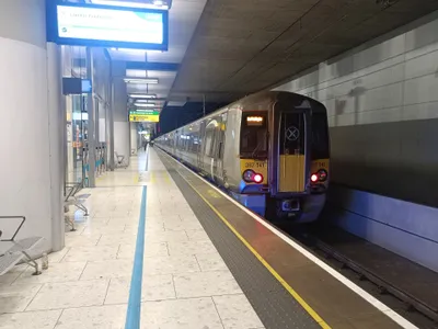 ターミナル5のヒースローエクスプレス。ホームの画面に「London Paddington」と発車時刻が出る