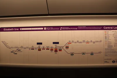 車内の路線図。ヒースローは Terminals 2 & 3 / Terminal 4 / Terminal 5 の3駅に分かれる