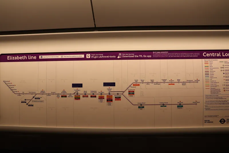 車内の路線図。ヒースローは Terminals 2 & 3 / Terminal 4 / Terminal 5 の3駅に分かれる