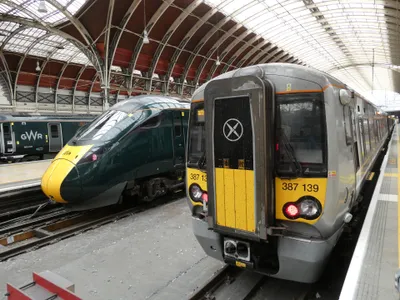 パディントン駅のヒースローエクスプレス（右）。左は都市間のGWR特急