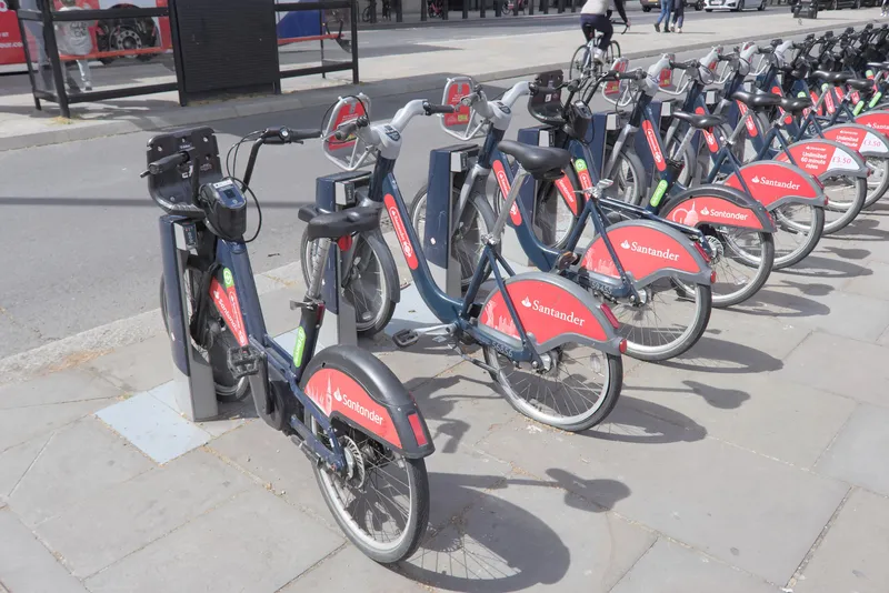 車体の赤いパネルに「Unlimited 60 minute rides for £3.50 a day」＝デイパスの条件がそのまま書いてある