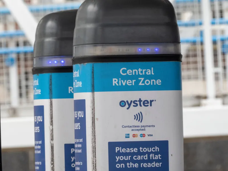 改札の黄色いリーダー。Oysterもタッチ決済カードも同じ場所にかざす