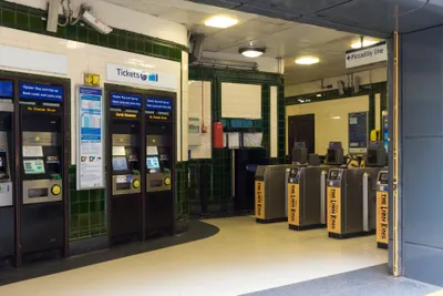 駅の券売機。紙の切符は割高なので、タッチ決済が使えるなら券売機に並ぶ必要はない