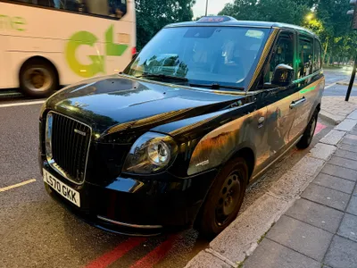 屋根の「TAXI」灯。点いていれば空車で、手を挙げれば停まる