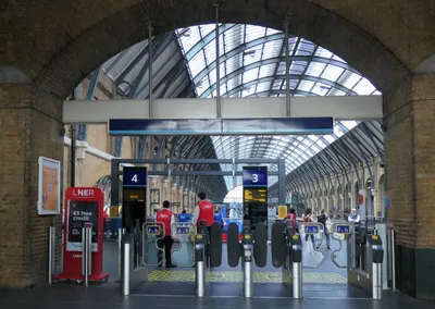 都市間ターミナルの改札。頭上の案内に「Platform 3 / Edinburgh / Boarding」と出たら、この改札を通ってホームへ