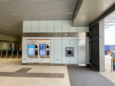駅の券売機。ロンドン都市圏内の移動はタッチ決済でそのまま乗れる