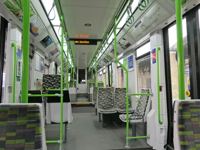 車内。柱の掲示は「£100 penalty fare」。タップはホームで済ませてから乗る