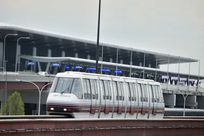 ニューアーク空港のAirTrain。高架をターミナルAの前まで走る