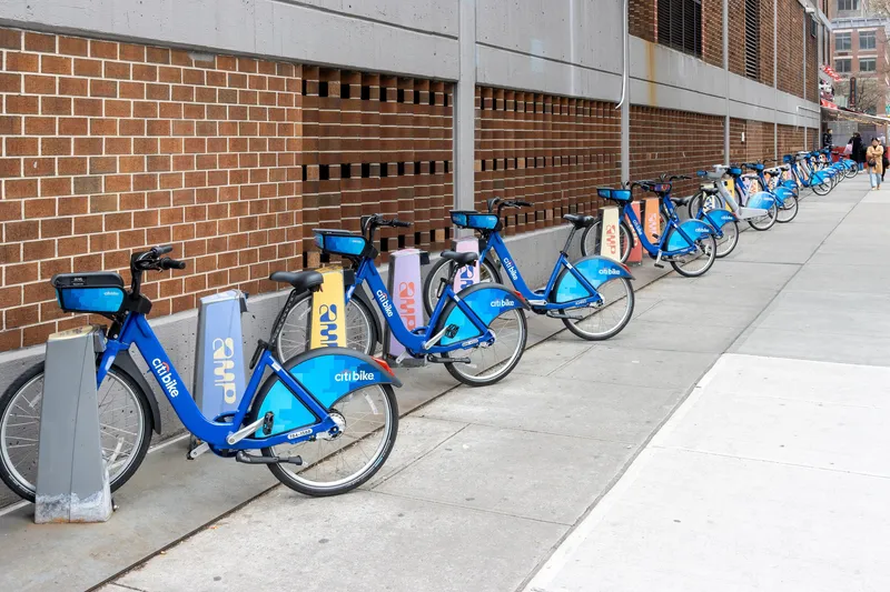 ステーションのドックに並ぶCiti Bikeのクラシック車（電動なし）