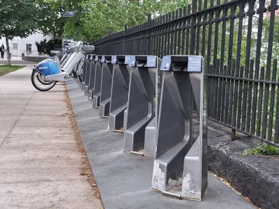 Citi Bikeのステーション。空いたドックが並び、奥に電動アシスト車が挿さっている