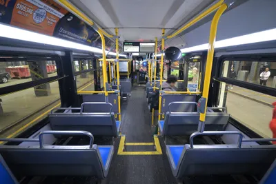 MTAバスの車内。後扉わきの黄色いテープは、緑ランプが点いてから押すと扉が開く