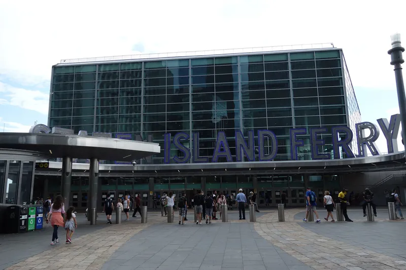 マンハッタン側のホイットホール・ターミナル。正面に STATEN ISLAND FERRY の立体文字