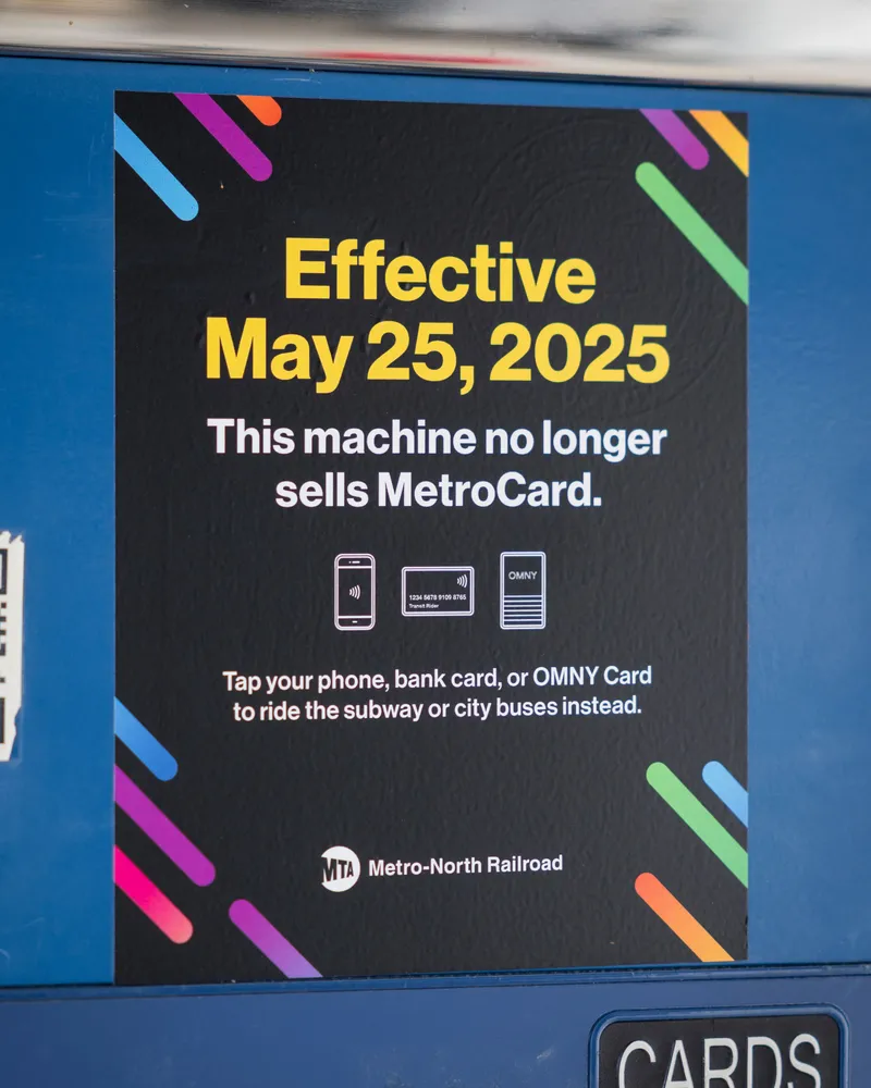メトロノース鉄道の券売機の告知。2025年5月にこの機械でのMetroCard販売が終了。地下鉄と市バスはタップして乗る