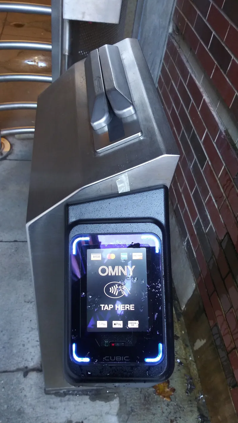 改札のOMNYリーダー。「TAP HERE」の面に非接触カードかスマホをかざす