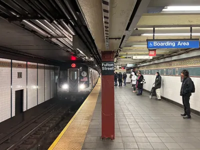 フルトン・ストリート駅に入るJ系統。系統は数字か文字の丸い記号で示す