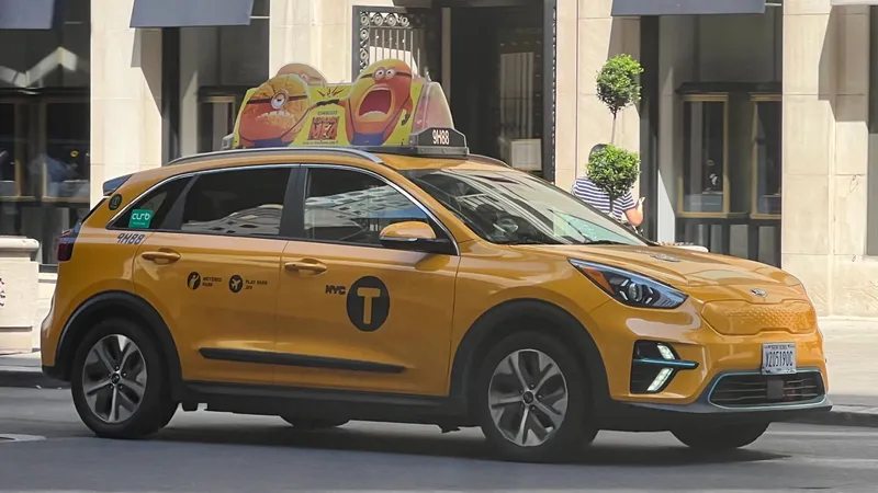 イエローキャブ。屋根に車号灯、ドアに黒いNYCのTマークと車号が入る